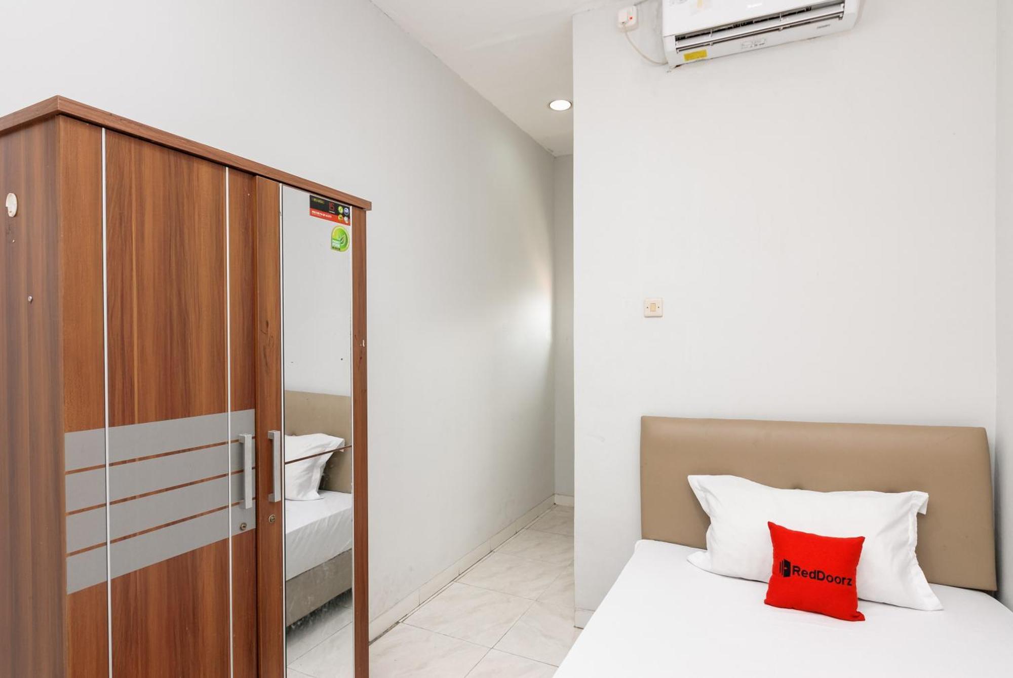 Reddoorz Near Mandaya Royal Hospital Puri Hotel Tangerang Buitenkant foto